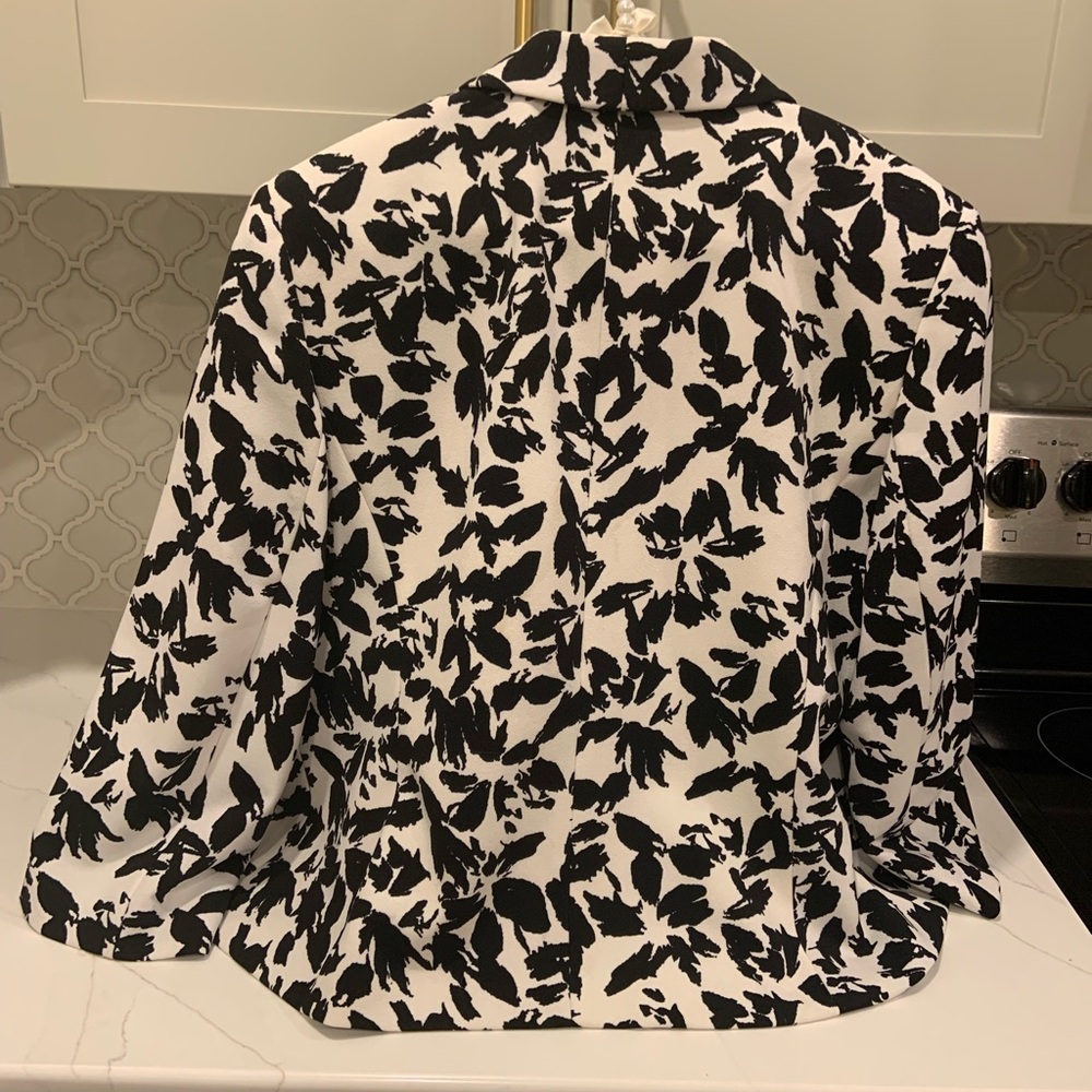 Black & Ivory 3/4 Sleeve Blazer - Picture 2 of 3